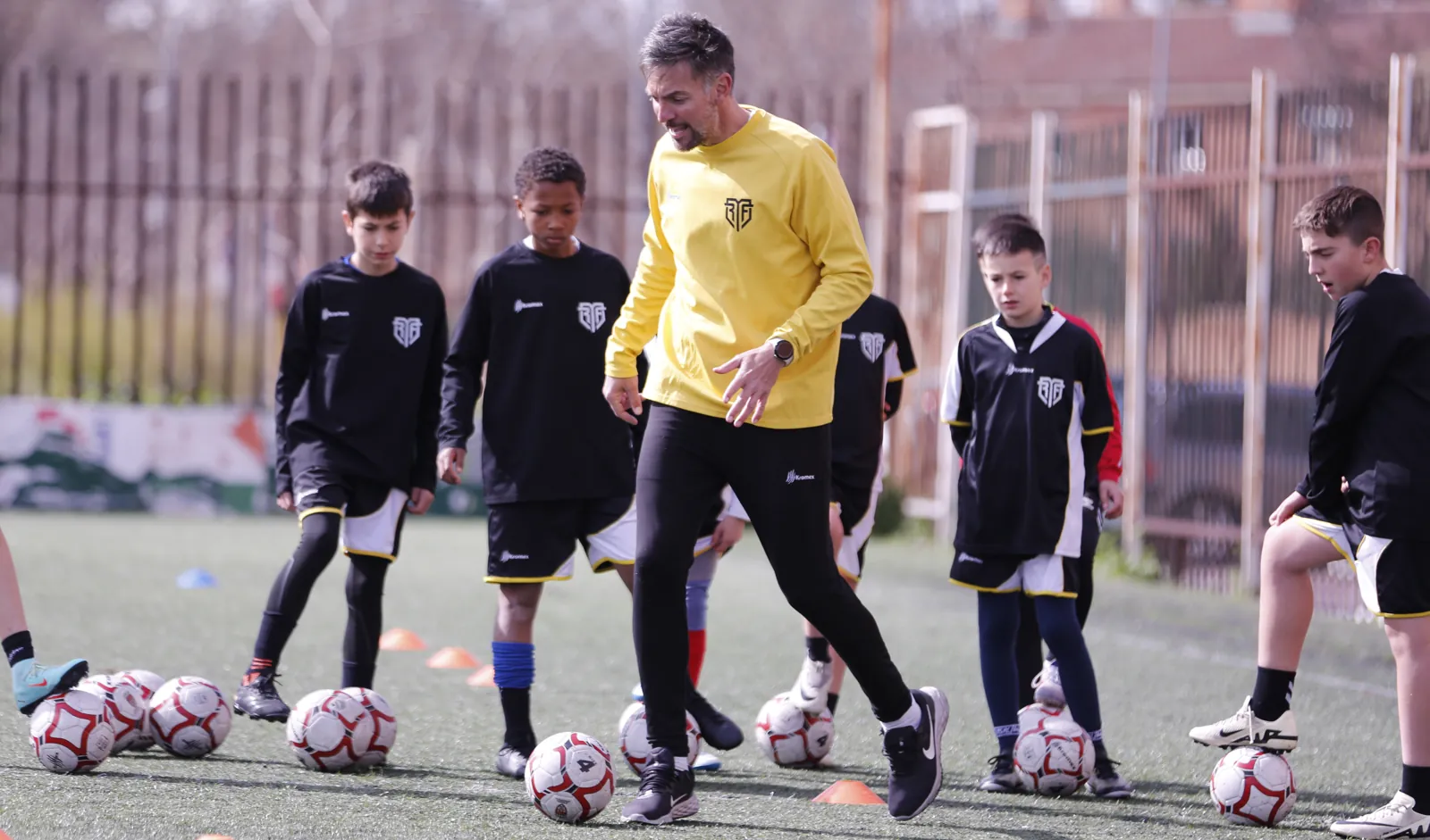 Grupo reducido de tecnificación de fútbol con entrenador en Alcalá de Henares