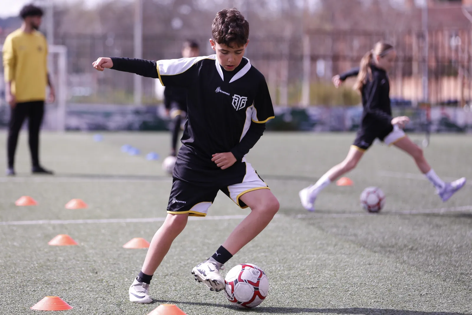Conducción de balón en una sesión de tecnificación de MR Fútbol con entrenador