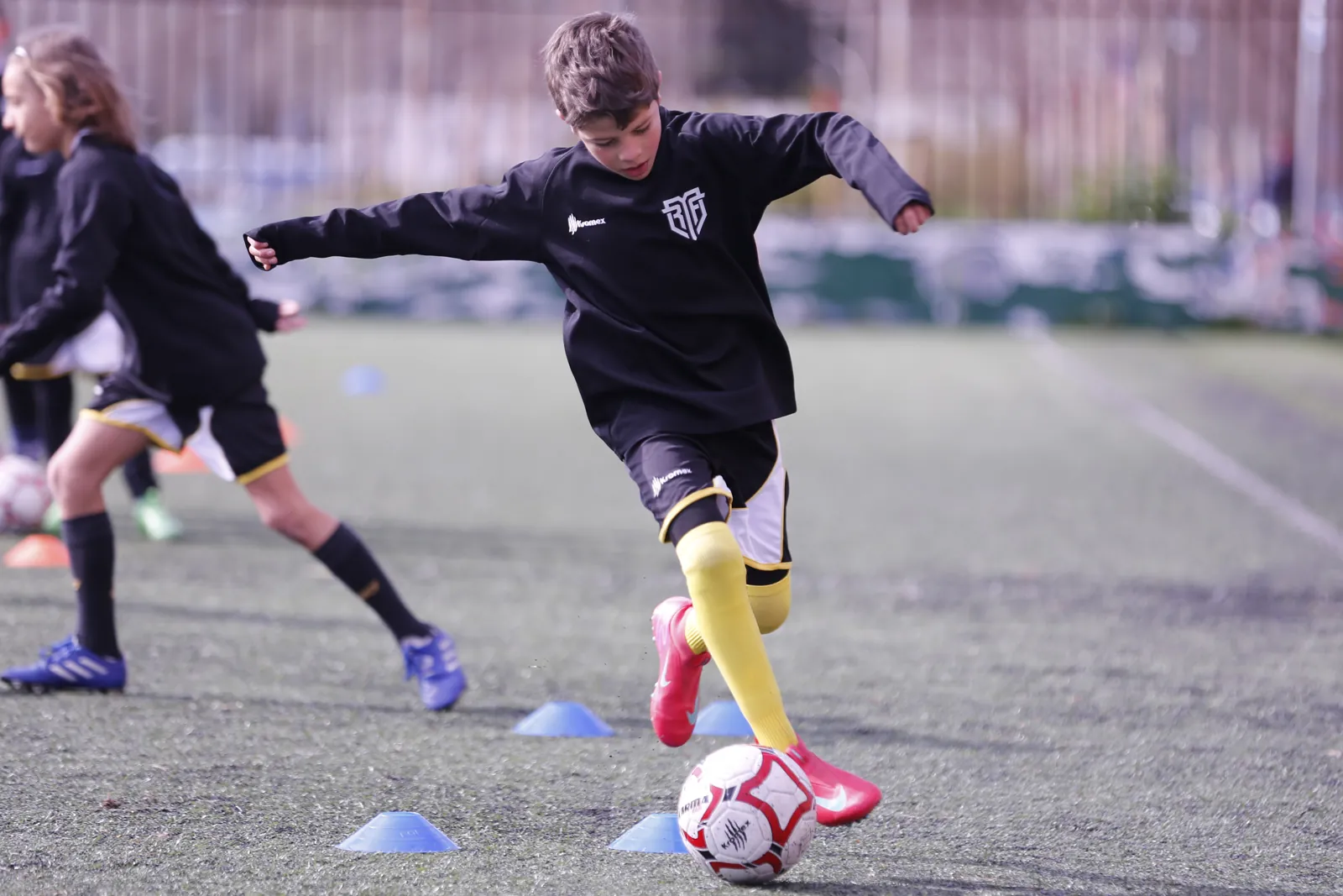 Conducción de balón entre conos en tecnificación de fútbol en Alcalá Conducción de balón entre conos en tecnificación de fútbol en Alcalá