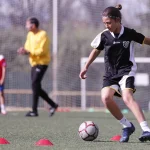 Jugadora trabajando control orientado en tecnificación de fútbol