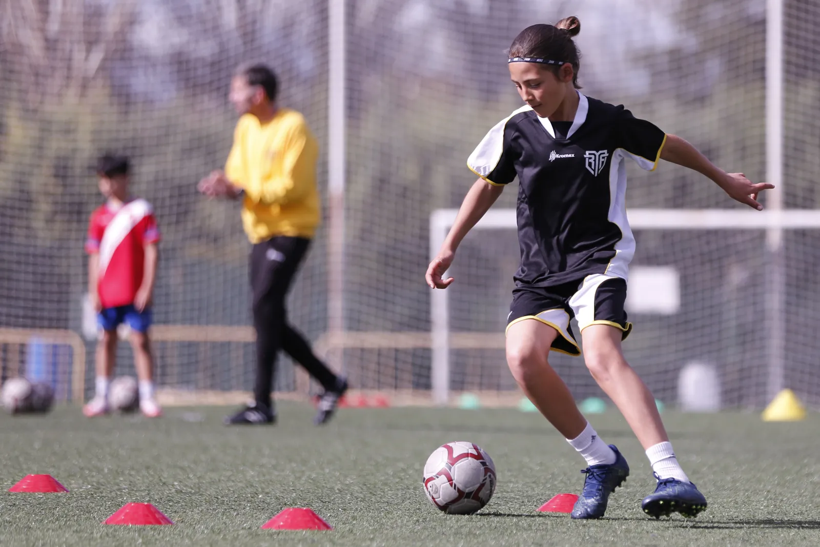Jugadora trabajando control orientado en tecnificación de fútbol