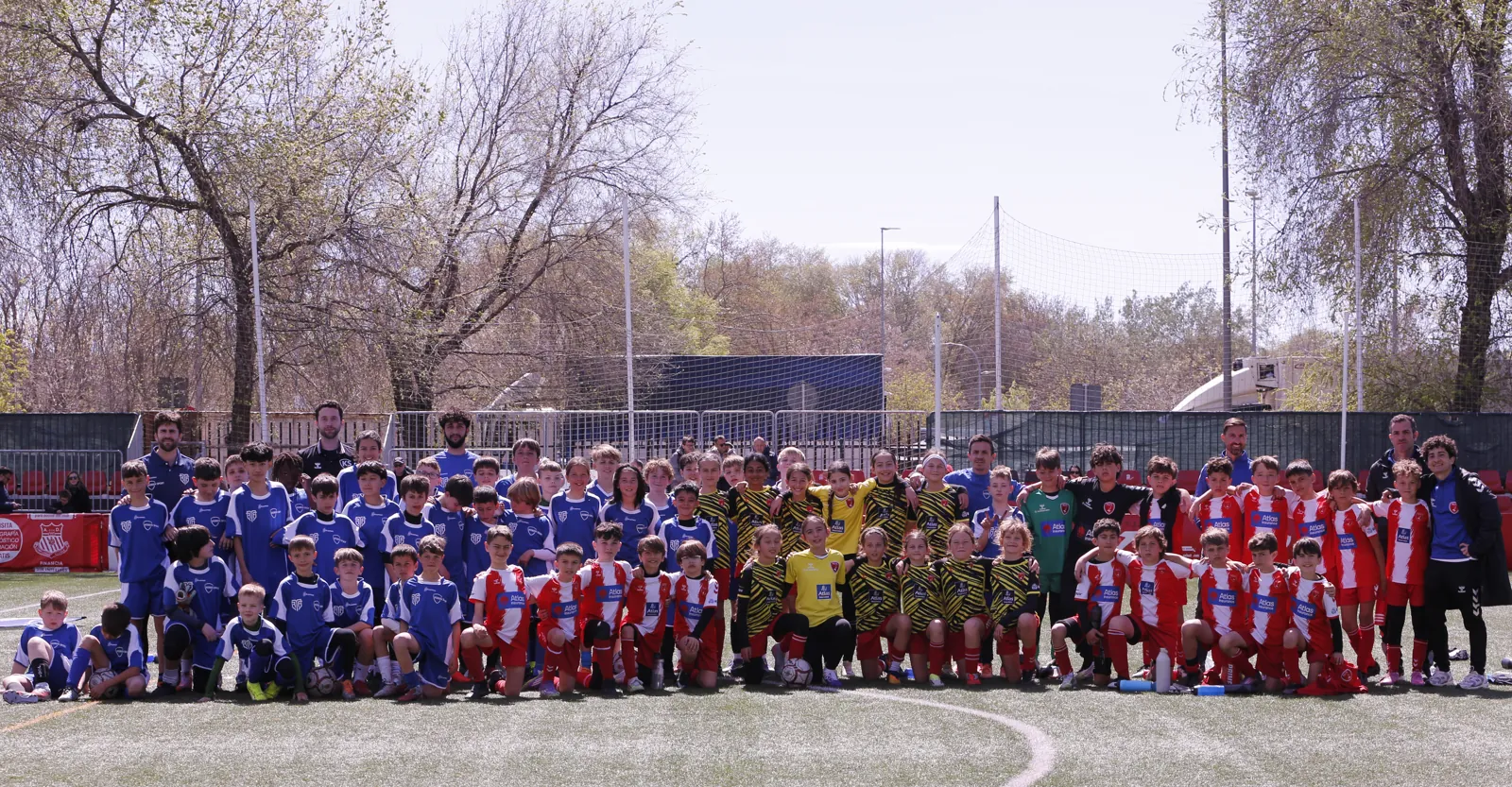 Foto de grupo del campus de fútbol MR Fútbol en la AD Complutense