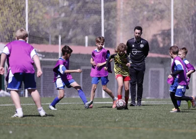 Rondo con petos en el campus de fútbol de MR Fútbol en Alcalá de Henares