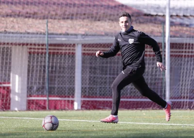 Entrenador de MR Fútbol Academy conduciendo el balón en una sesión