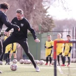 Entrenadores de MR Fútbol haciendo una demostración de 1 contra 1