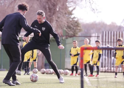 Entrenadores de MR Fútbol haciendo una demostración de 1 contra 1