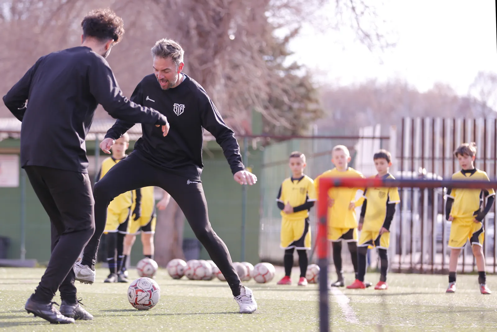 Entrenadores de MR Fútbol haciendo una demostración de 1 contra 1