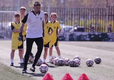 Entrenador explicando un ejercicio de tecnificación a los jugadores