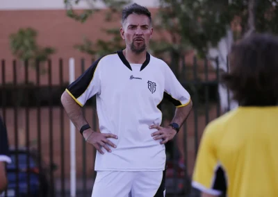 Entrenador de MR Fútbol dirigiendo una sesión de tecnificación