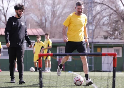 Entrenadores de MR Fútbol en un ejercicio de finalización con mini portería
