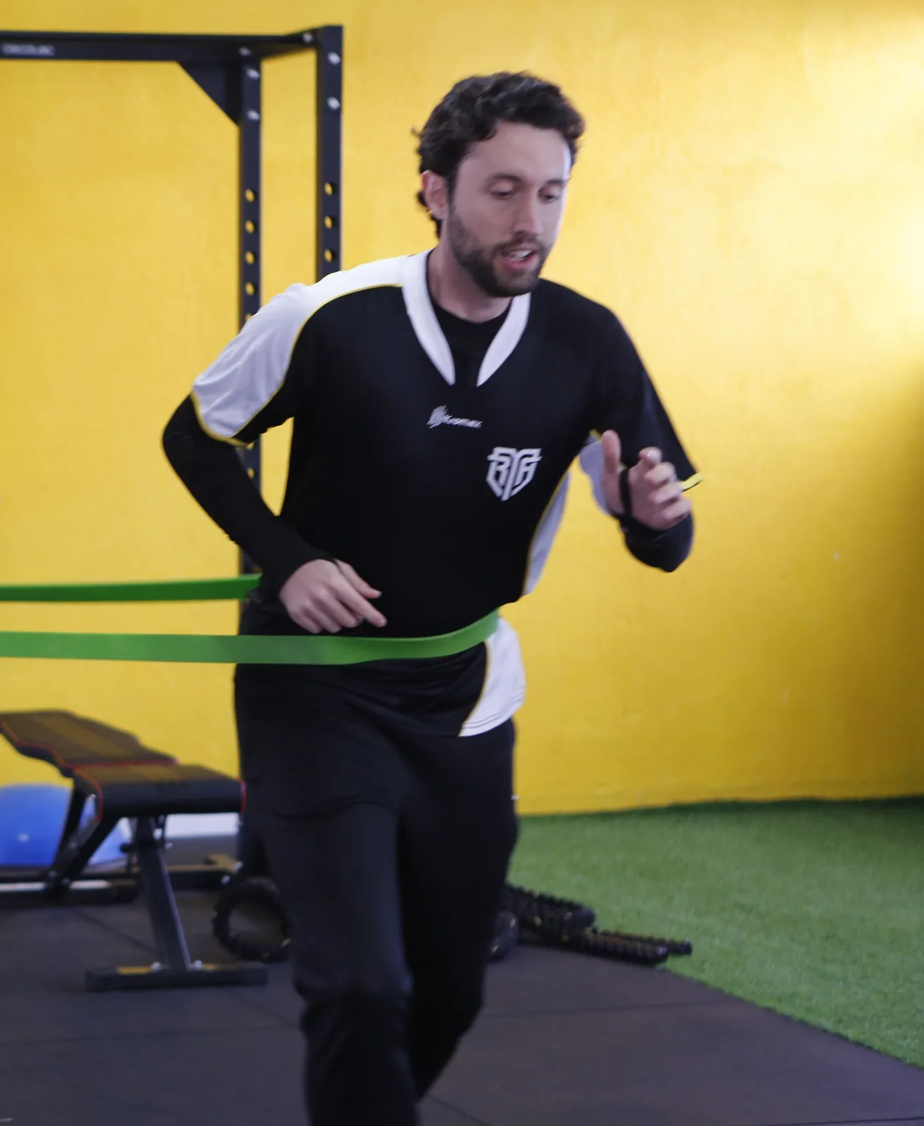 Preparación física con gomas de resistencia en el gimnasio ActiveLab