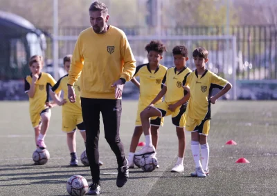 Metodología MR Fútbol: entrenador trabajando con un grupo de jugadores