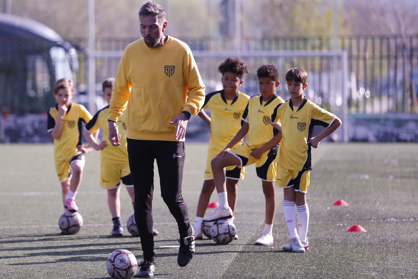 Metodología MR Fútbol: entrenador trabajando con un grupo de jugadores