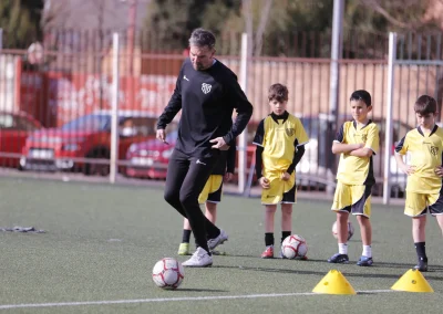 Demostración técnica del entrenador a los jugadores