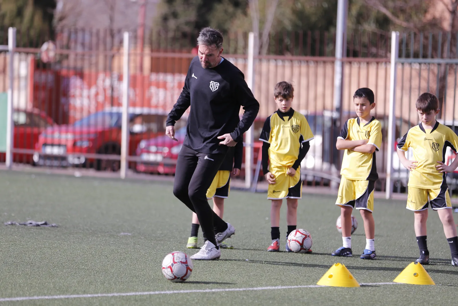 Entrenador de MR Fútbol haciendo una demostración técnica Entrenador de MR Fútbol haciendo una demostración técnica