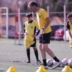 Entrenador corrigiendo la técnica de los jugadores