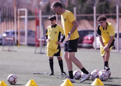Entrenador corrigiendo la técnica de los jugadores