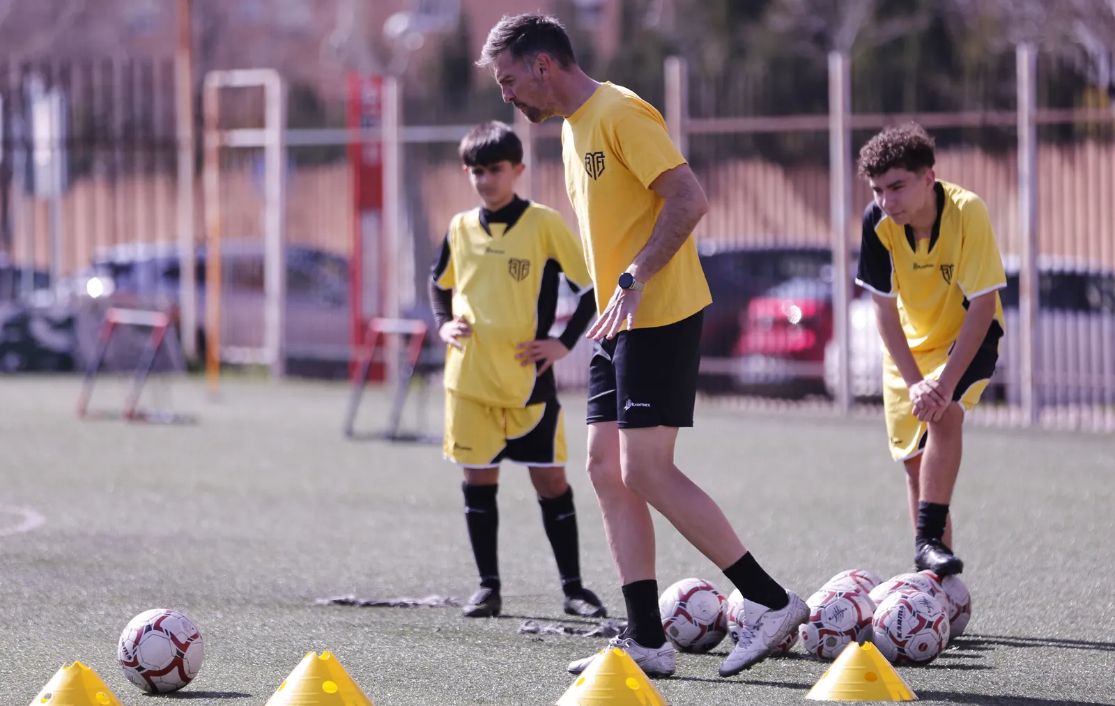 Entrenador corrigiendo la técnica de los jugadores