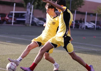 Duelo 1 contra 1 en un entrenamiento de tecnificación