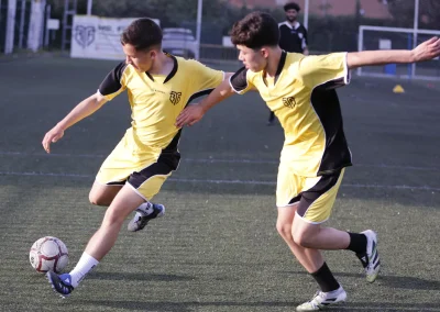 Jugadores trabajando el 1 contra 1 y la protección del balón