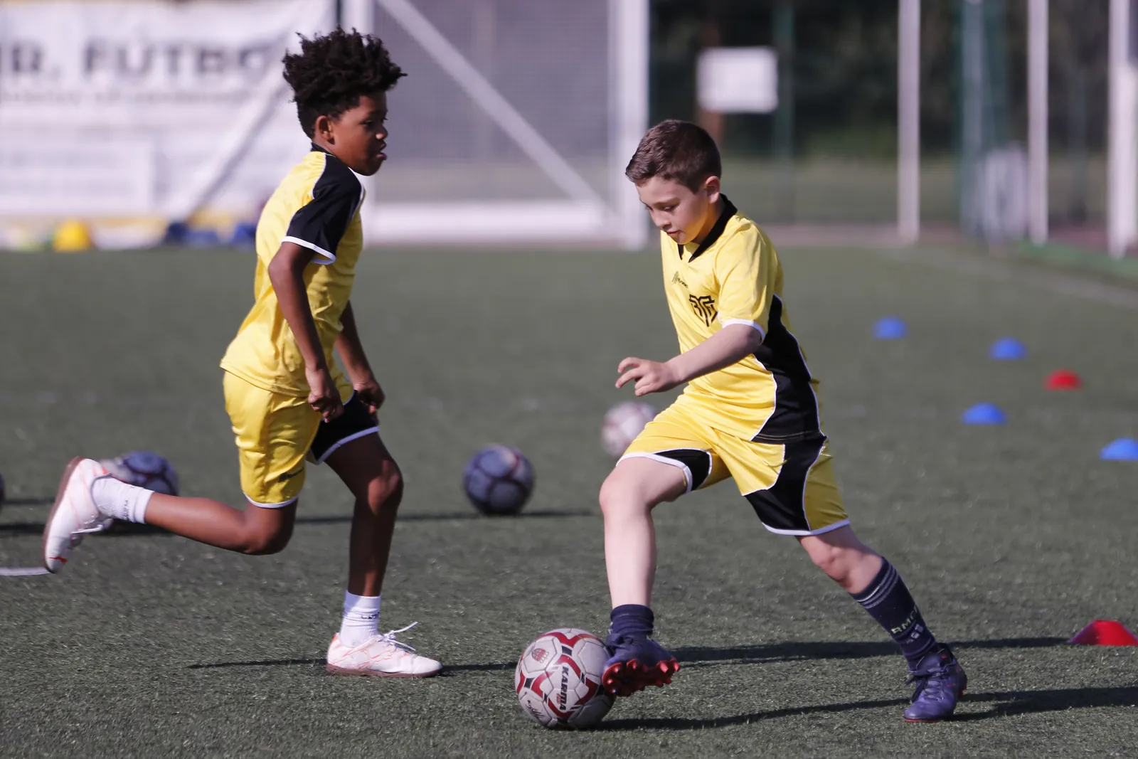 Ejercicio de 1 contra 1 en MR Fútbol Jugadores de MR Fútbol haciendo un ejercicio de 1 contra 1