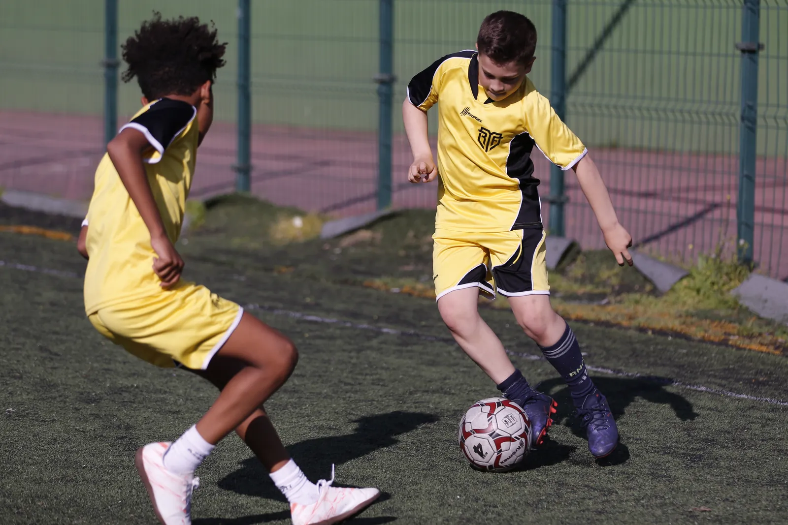 Regate en 1 contra 1 en tecnificación de fútbol base Regate en 1 contra 1 en tecnificación de fútbol base