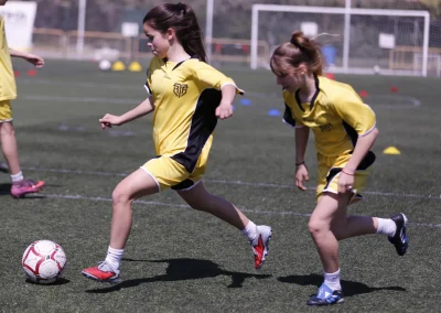 Jugadoras en un ejercicio de 1 contra 1 de tecnificación