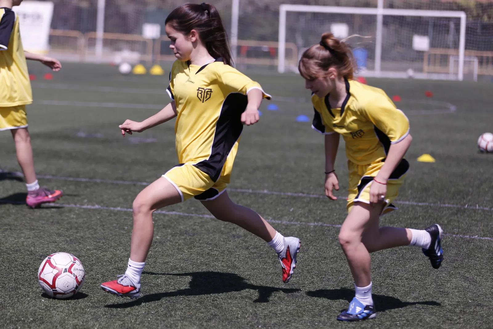 Jugadoras en un ejercicio de 1 contra 1 de tecnificación