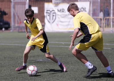 Duelo en un entrenamiento de MR Fútbol Academy