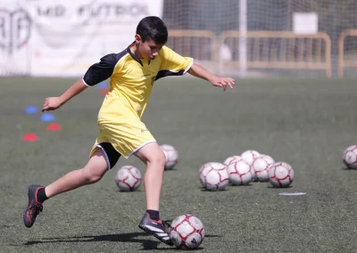 Conducción de balón en tecnificación de fútbol