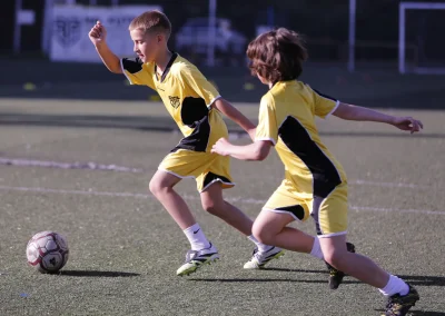 Duelo entre jugadores de fútbol base de MR Fútbol