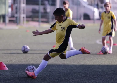 Golpeo en un entrenamiento de tecnificación de fútbol base