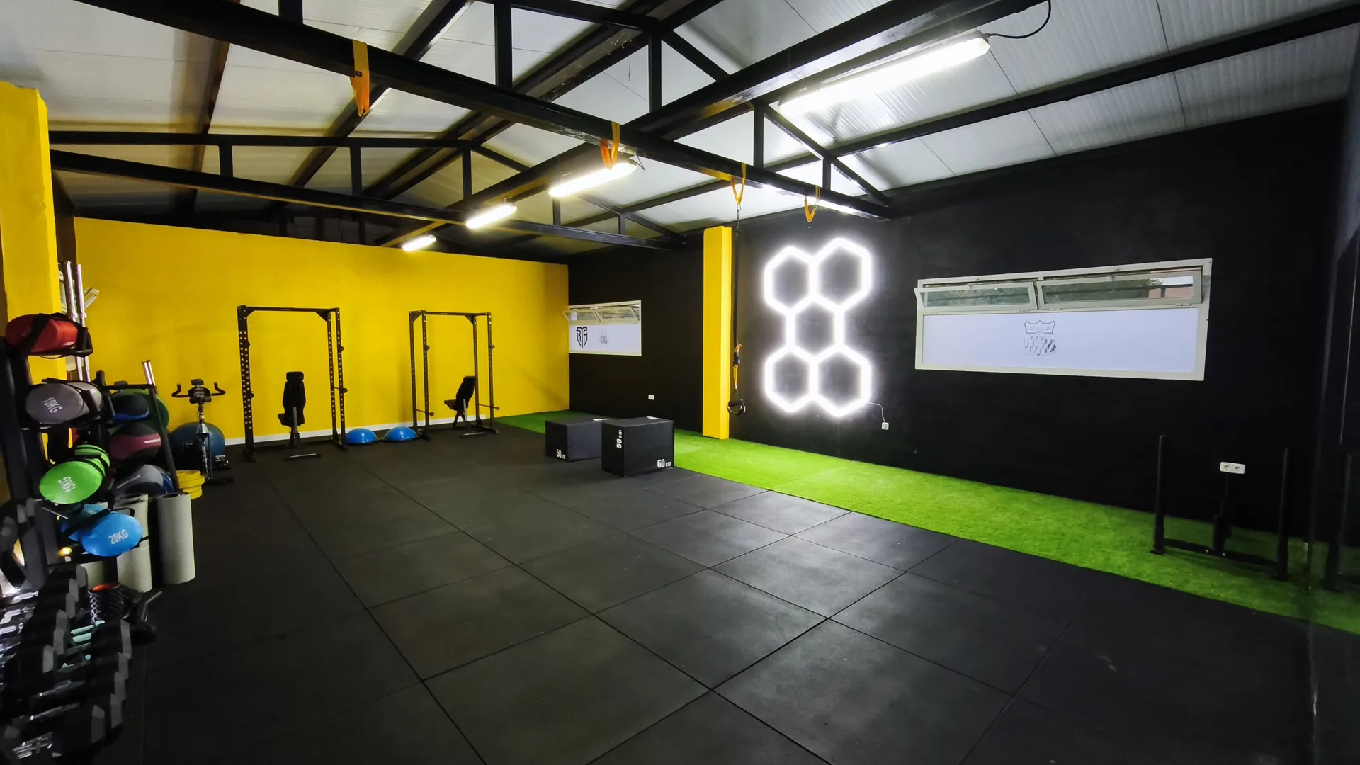 Gimnasio ActiveLab en Alcalá de Henares: sala de 120 m² con racks, césped y material de entrenamiento